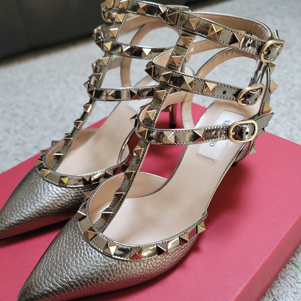 0Rockstud T-Strap Pointed Top Pump